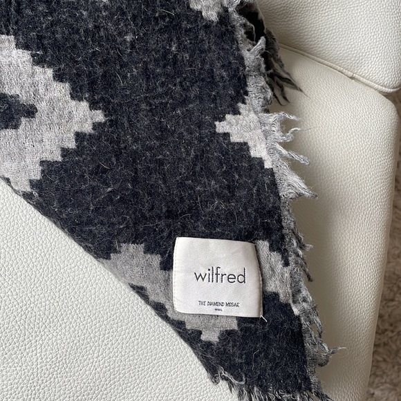 Wilfred dark grey blanket scarf - Picture 5 of 5